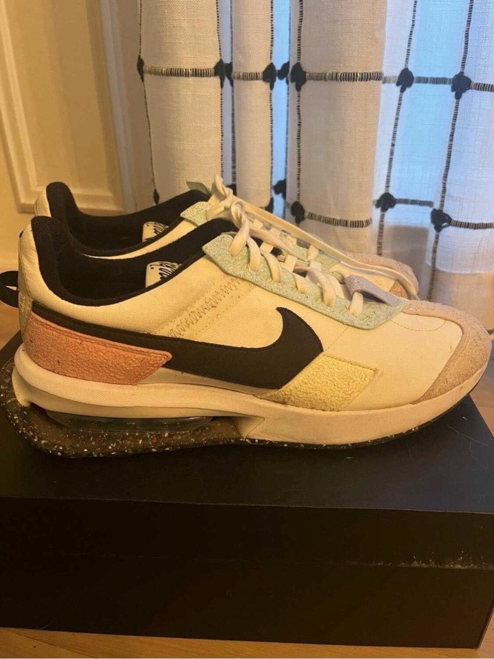 Nike men's Cream, Black & Pale Pink Low-Top Sneaker